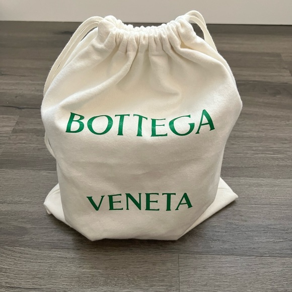 Bottega Veneta small cassette cross body bucket - Picture 4 of 9